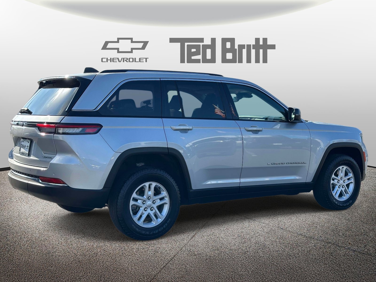 Used 2023 Jeep Grand Cherokee Laredo AWD/4WD image 4