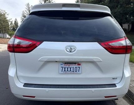 Used 2017 Toyota Sienna XLE Premium image 4