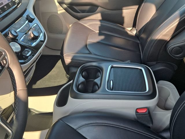 Used 2023 Chrysler Pacifica Touring-L FWD image 20