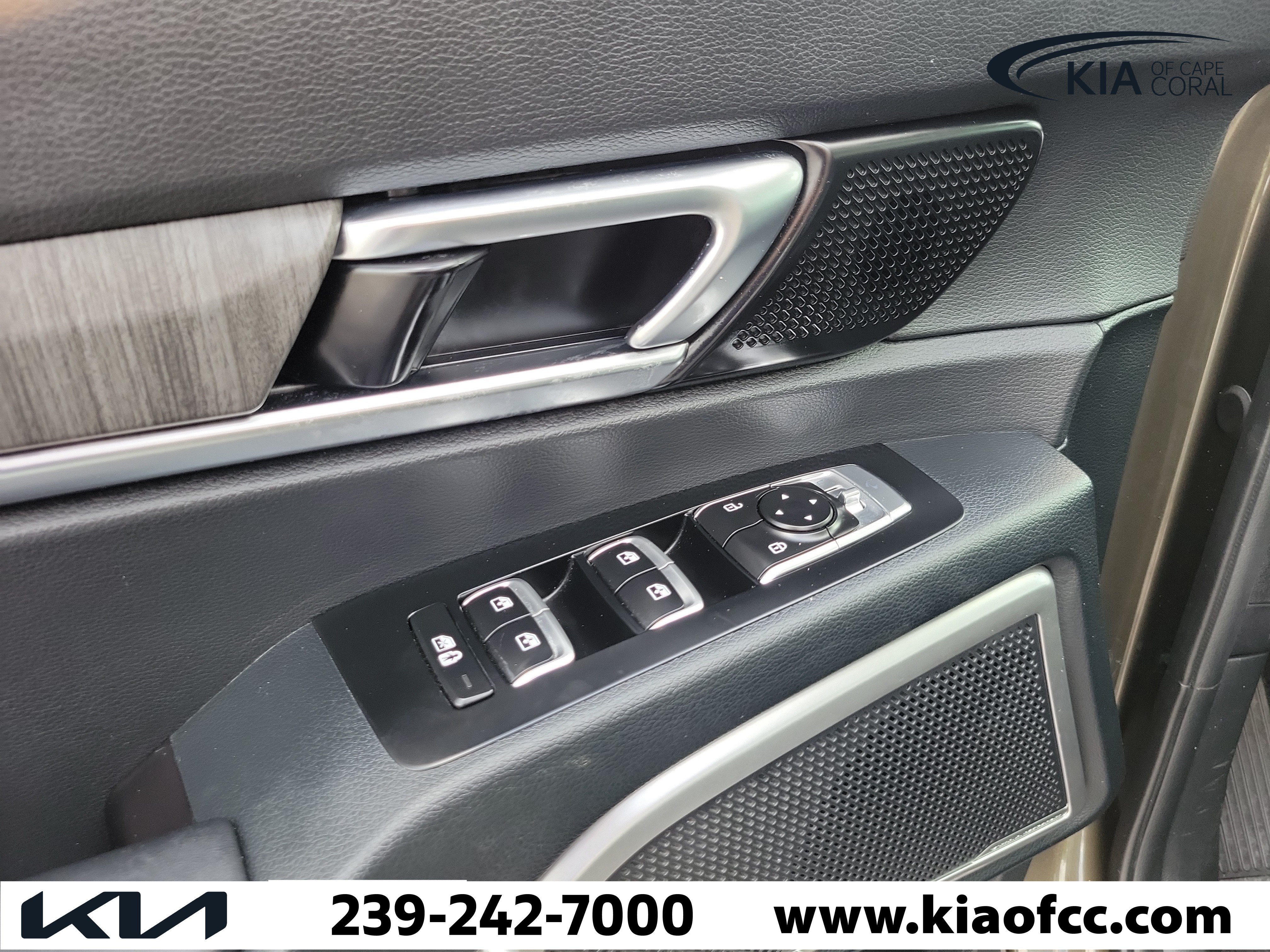 Certified 2024 Kia Telluride EX w/ EX Captain's Chair Package FWD image 24