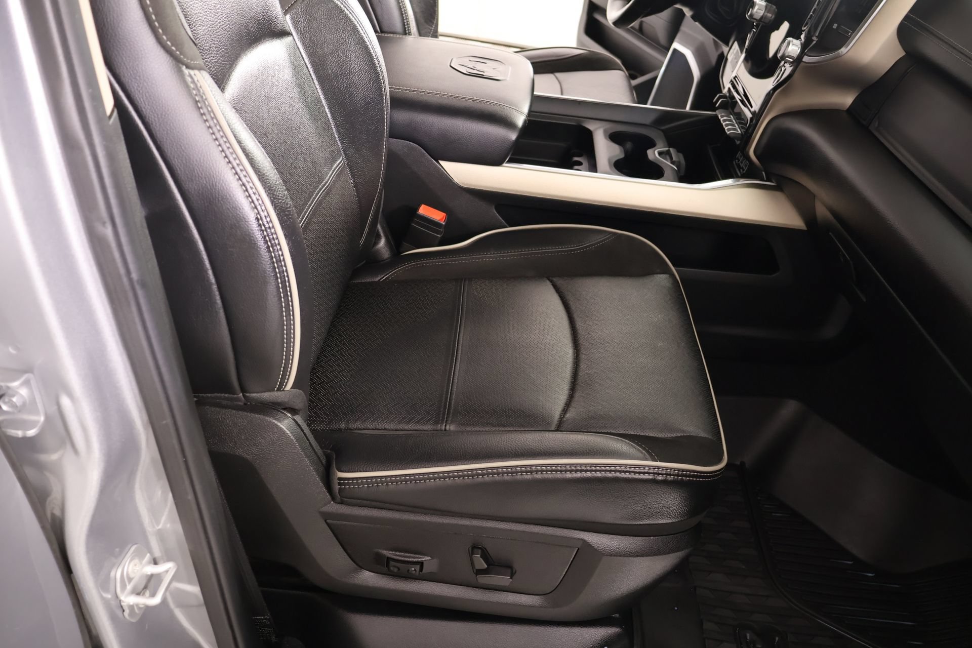 Used 2022 RAM 3500 Laramie AWD/4WD image 14