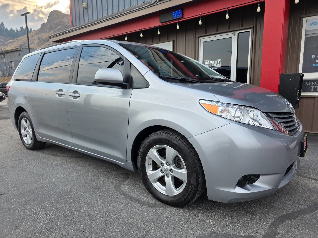 Used 2015 Toyota Sienna LE image 9