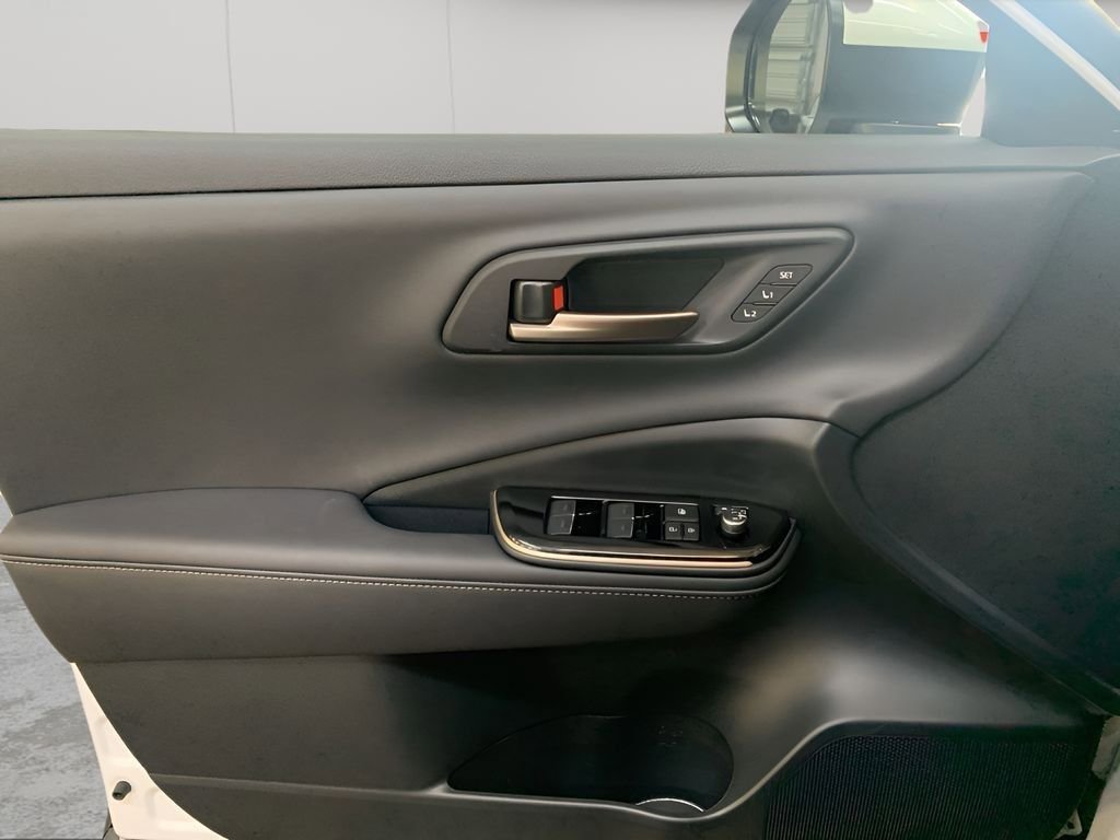 New 2025 Toyota Crown Platinum image 9