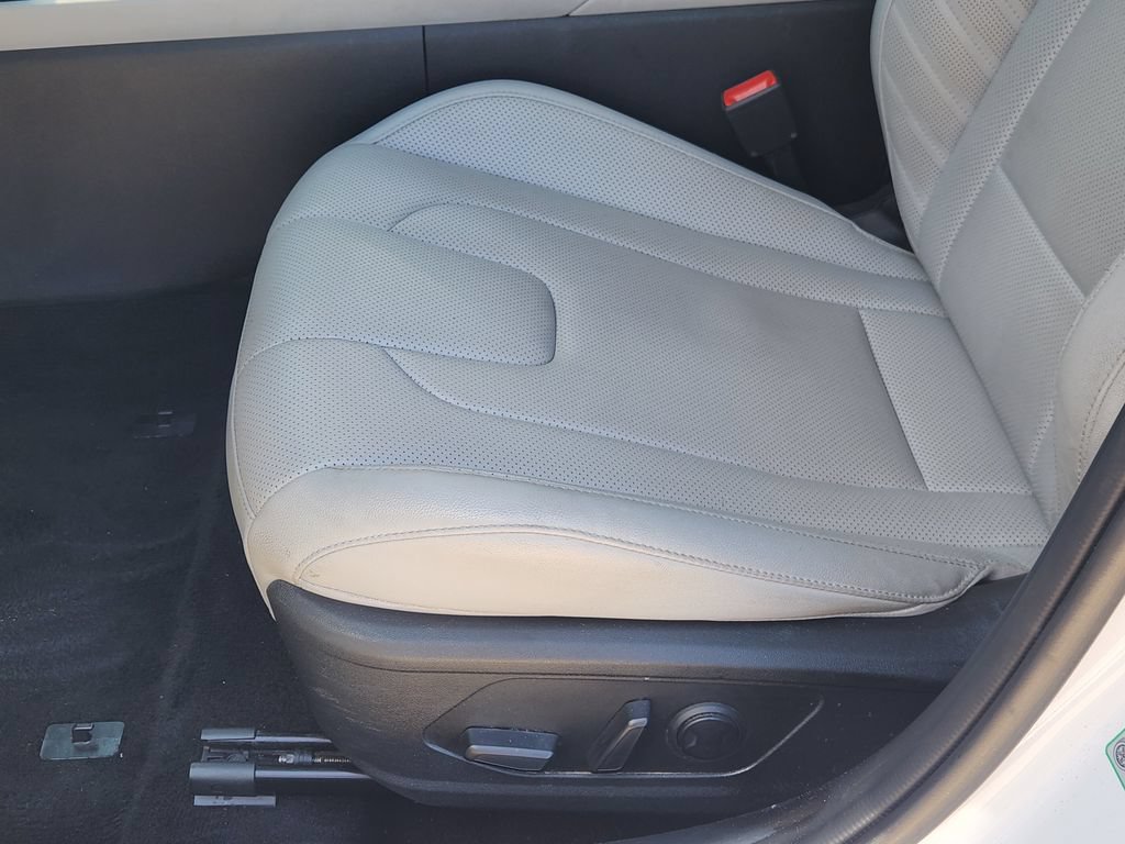Used 2024 Hyundai Elantra Limited FWD image 19