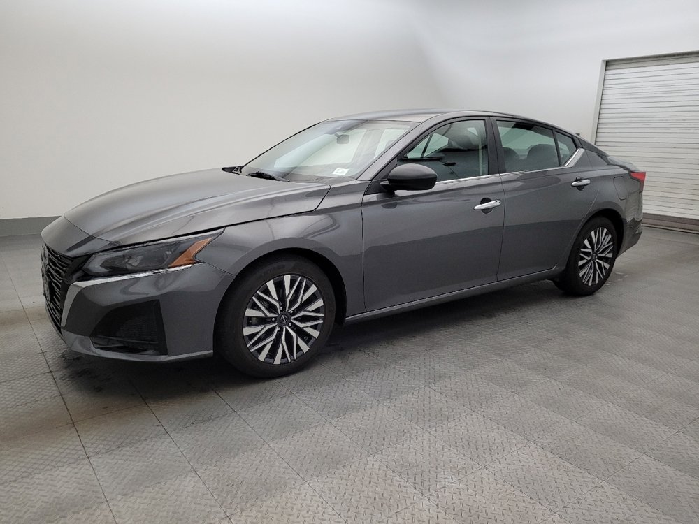 Used 2025 Nissan Altima 2.5 SV FWD image 2