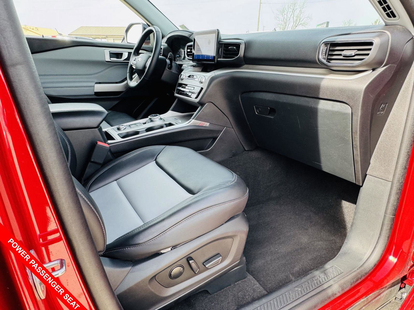 Used 2024 Ford Explorer XLT w/ Equipment Group 202A AWD/4WD image 36