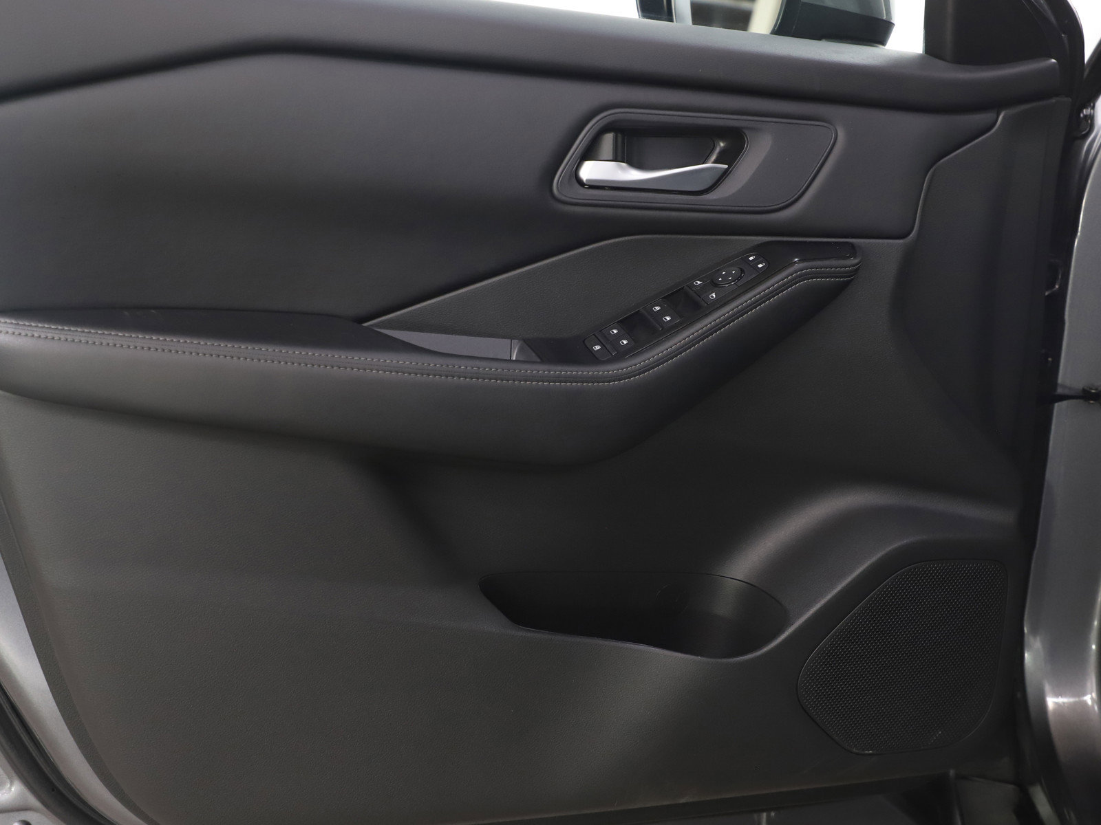 Used 2025 Nissan Rogue SV image 19