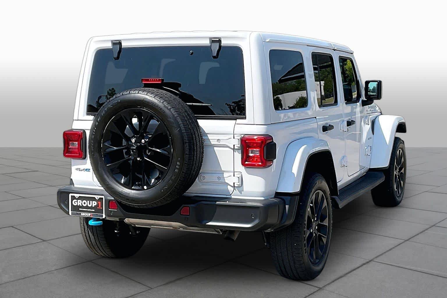 Used 2024 Jeep Wrangler Unlimited Sahara w/ Safety Group AWD/4WD image 12