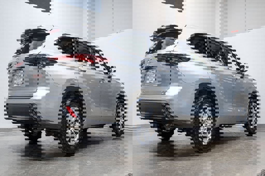 Used 2024 Toyota Highlander LE image 9