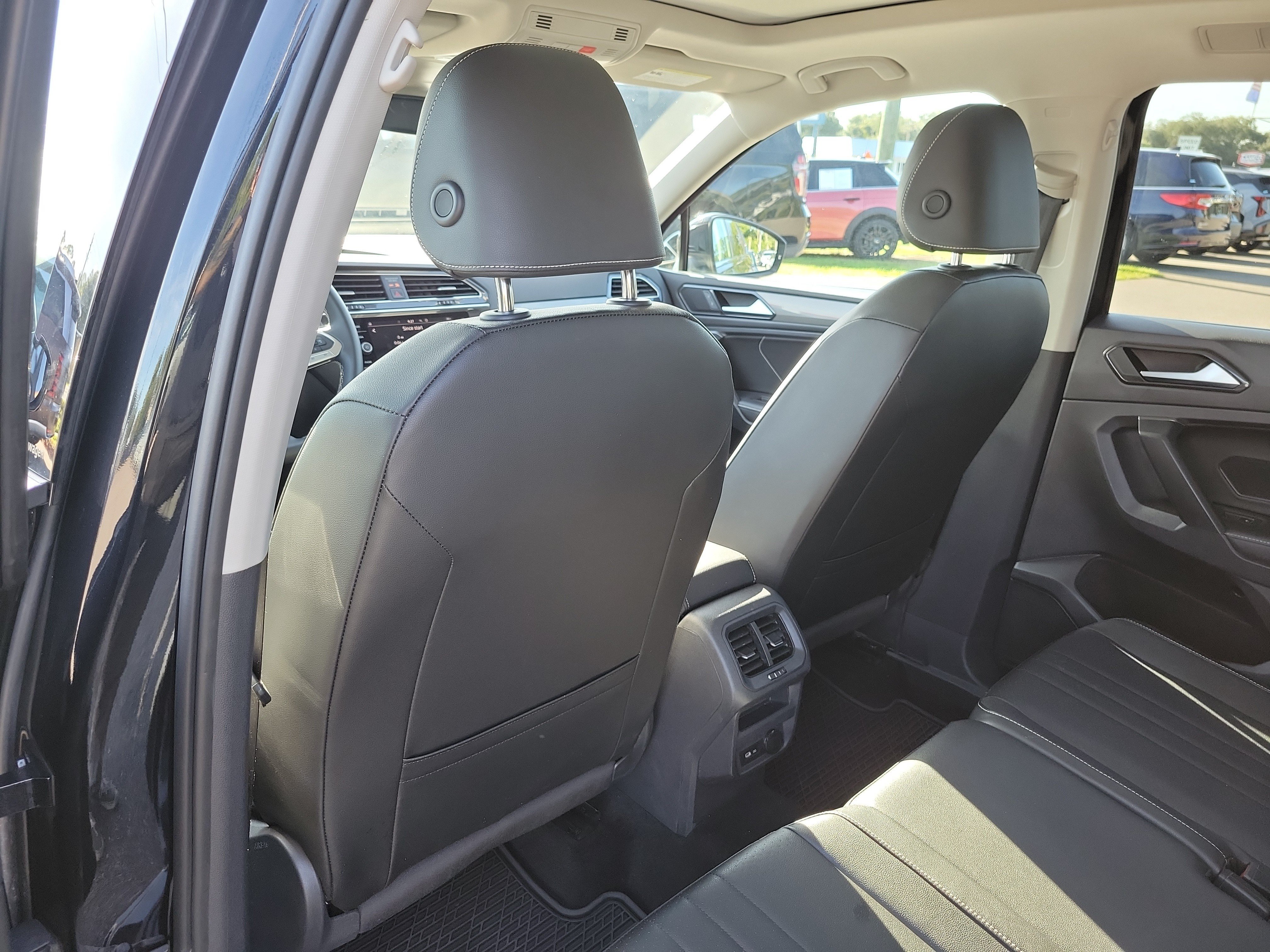 Used 2023 Volkswagen Tiguan SE w/ Panoramic Sunroof Package FWD image 16