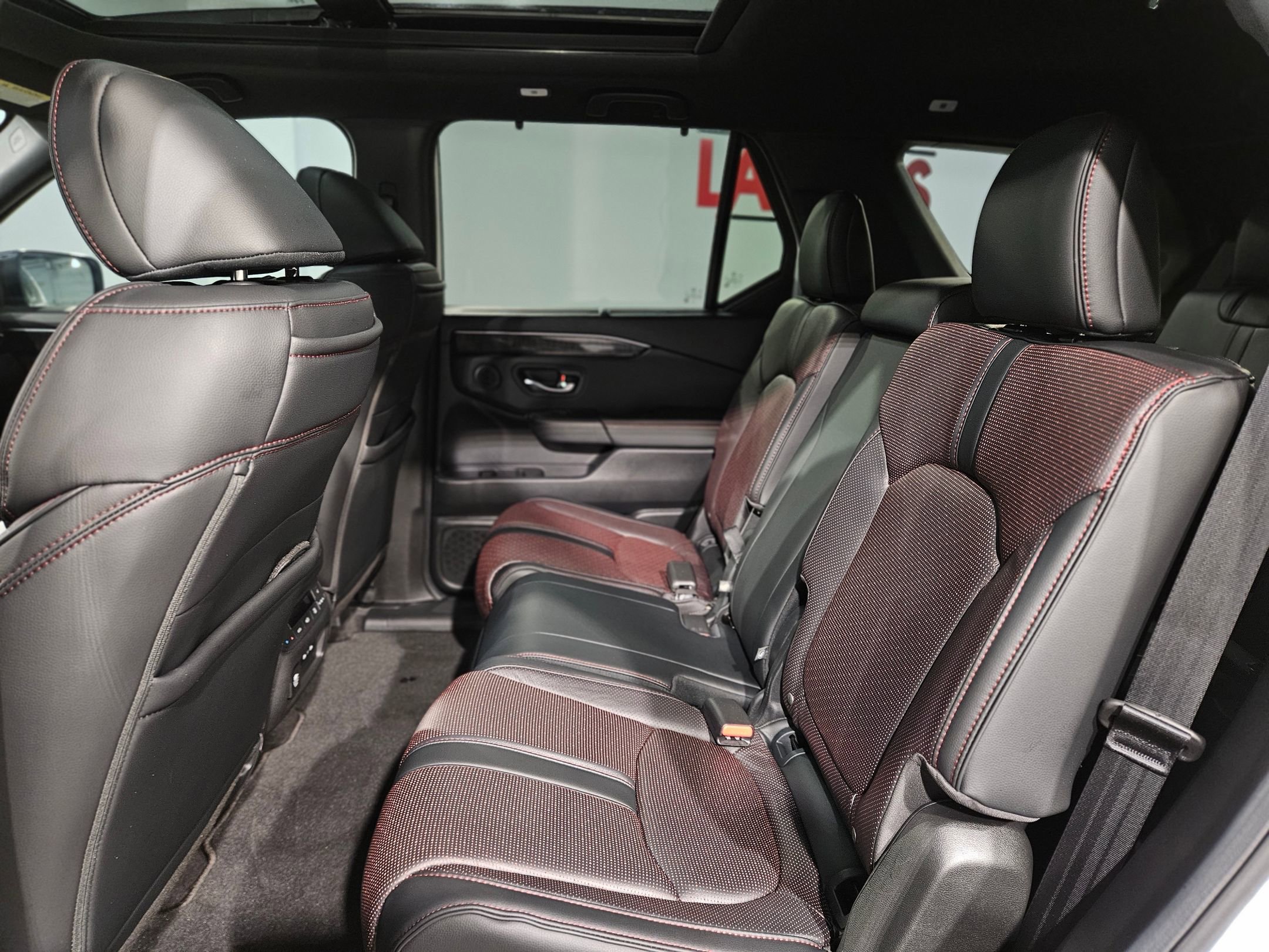 Used 2025 Honda Pilot Black Edition image 36