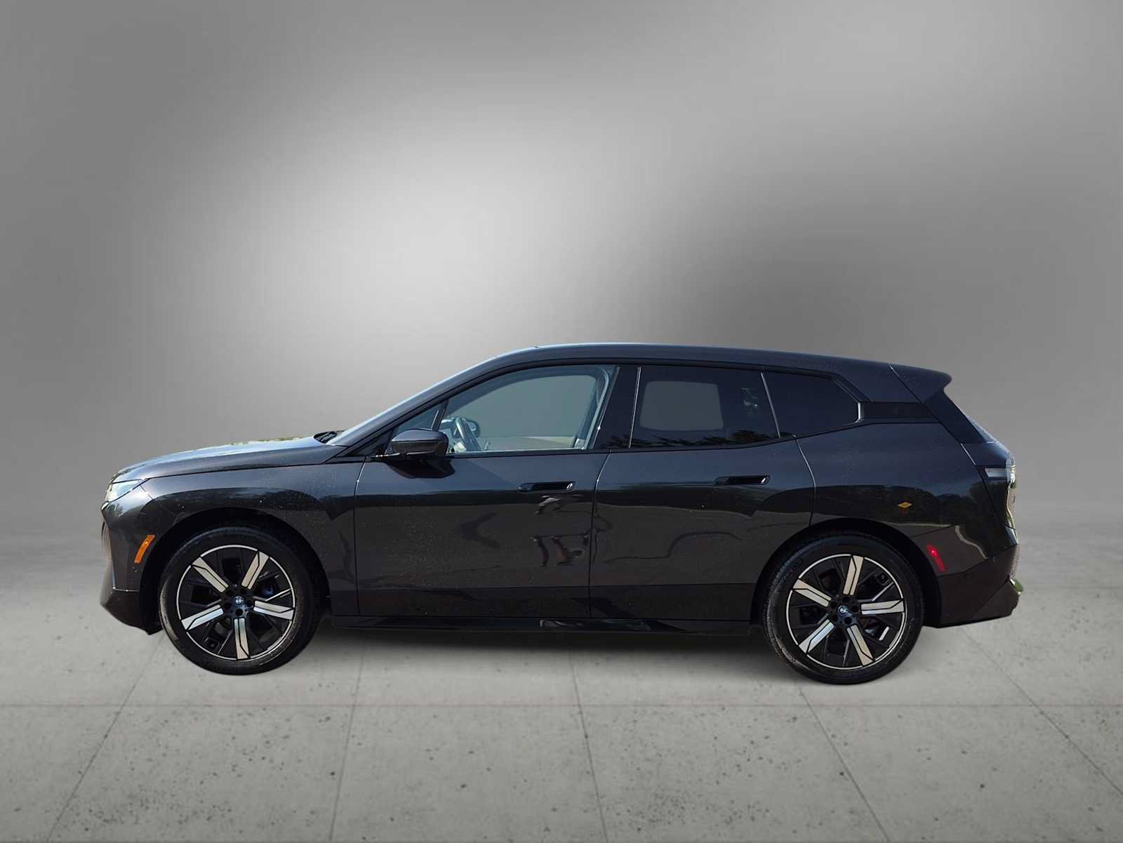 Used 2024 BMW iX xDrive50 w/ Sport Package AWD/4WD image 5
