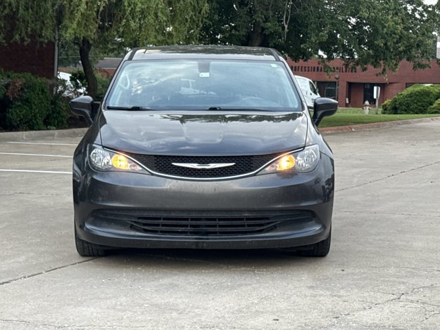 Used 2017 Chrysler Pacifica Touring FWD image 2