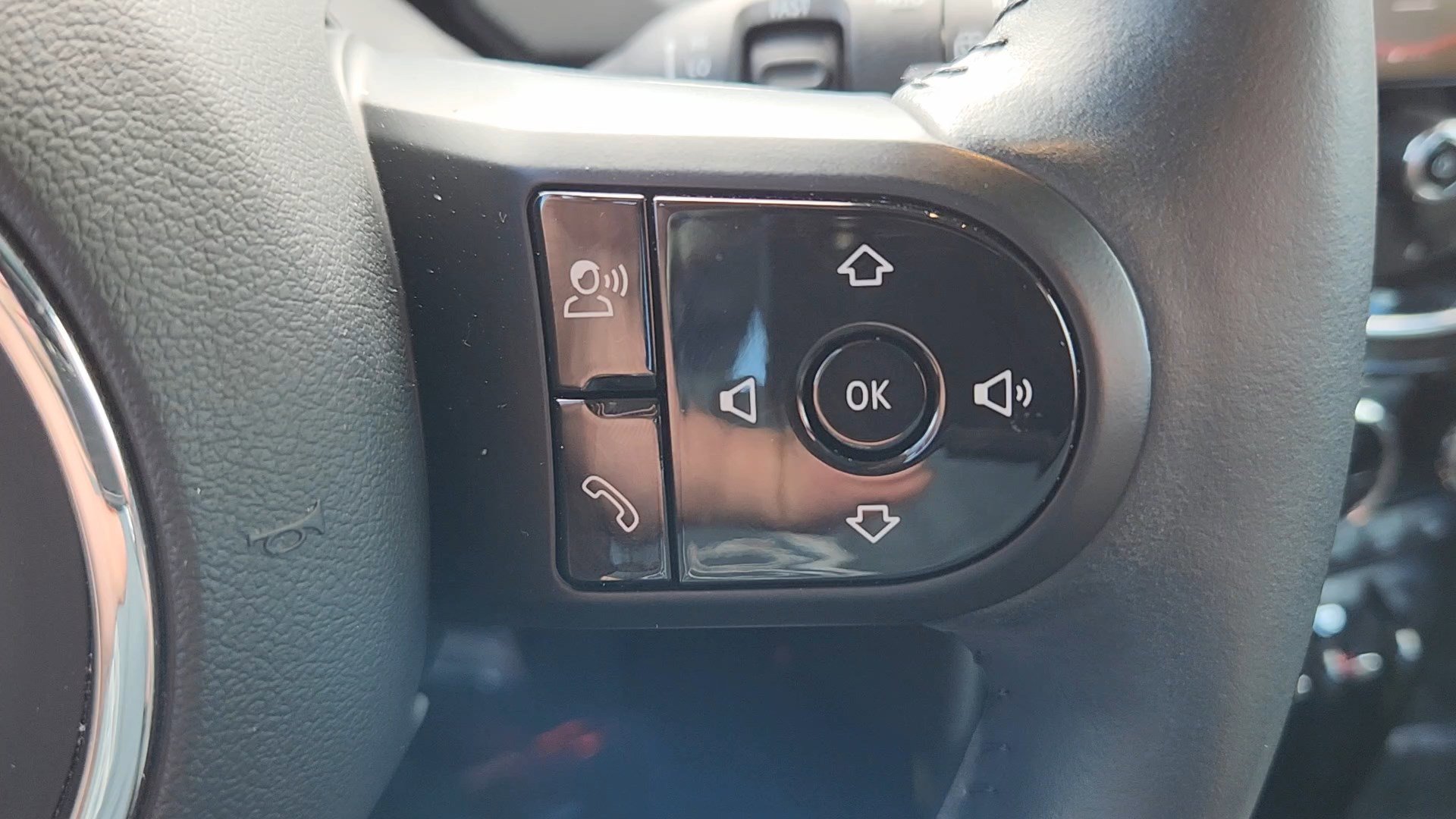 Used 2024 MINI Cooper 4-Door Hardtop image 14