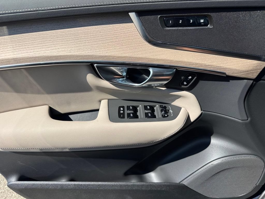 New 2026 Volvo XC90 T8 Plus w/ Protection Package AWD/4WD image 17