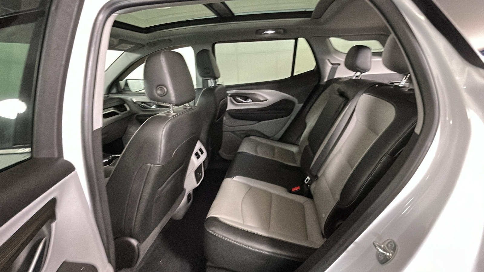 Used 2023 GMC Terrain SLT AWD/4WD image 33