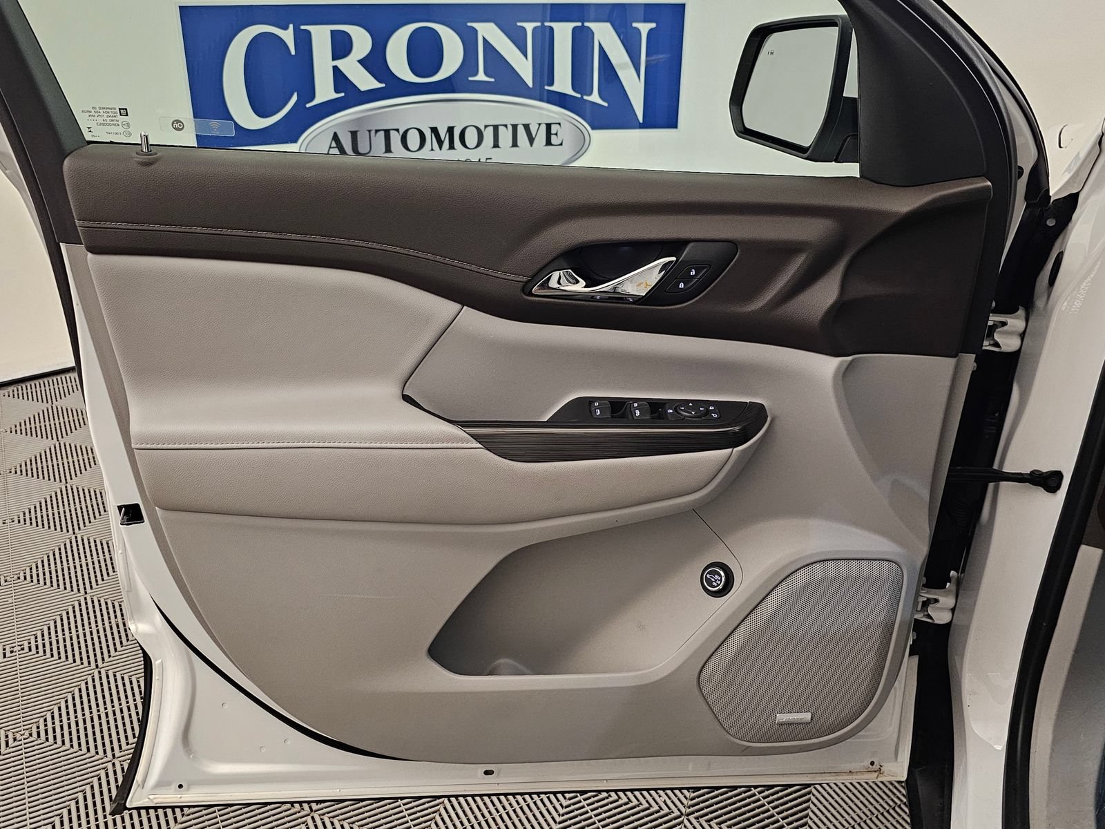 Used 2023 GMC Acadia SLT AWD/4WD image 2