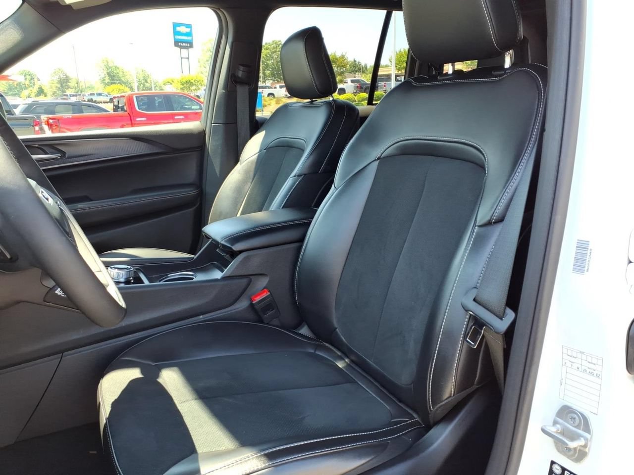 Used 2025 Jeep Grand Cherokee Altitude AWD/4WD image 13