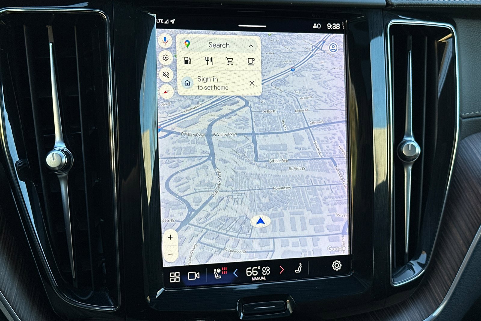 Certified 2023 Volvo XC60 B5 Ultimate w/ Climate Package image 24