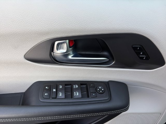 Used 2023 Chrysler Pacifica Touring-L FWD image 4