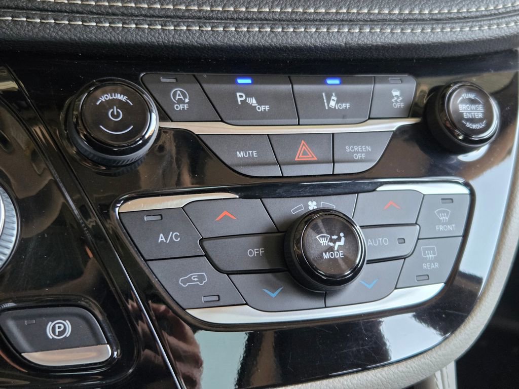 Used 2021 Chrysler Pacifica Limited AWD/4WD image 9