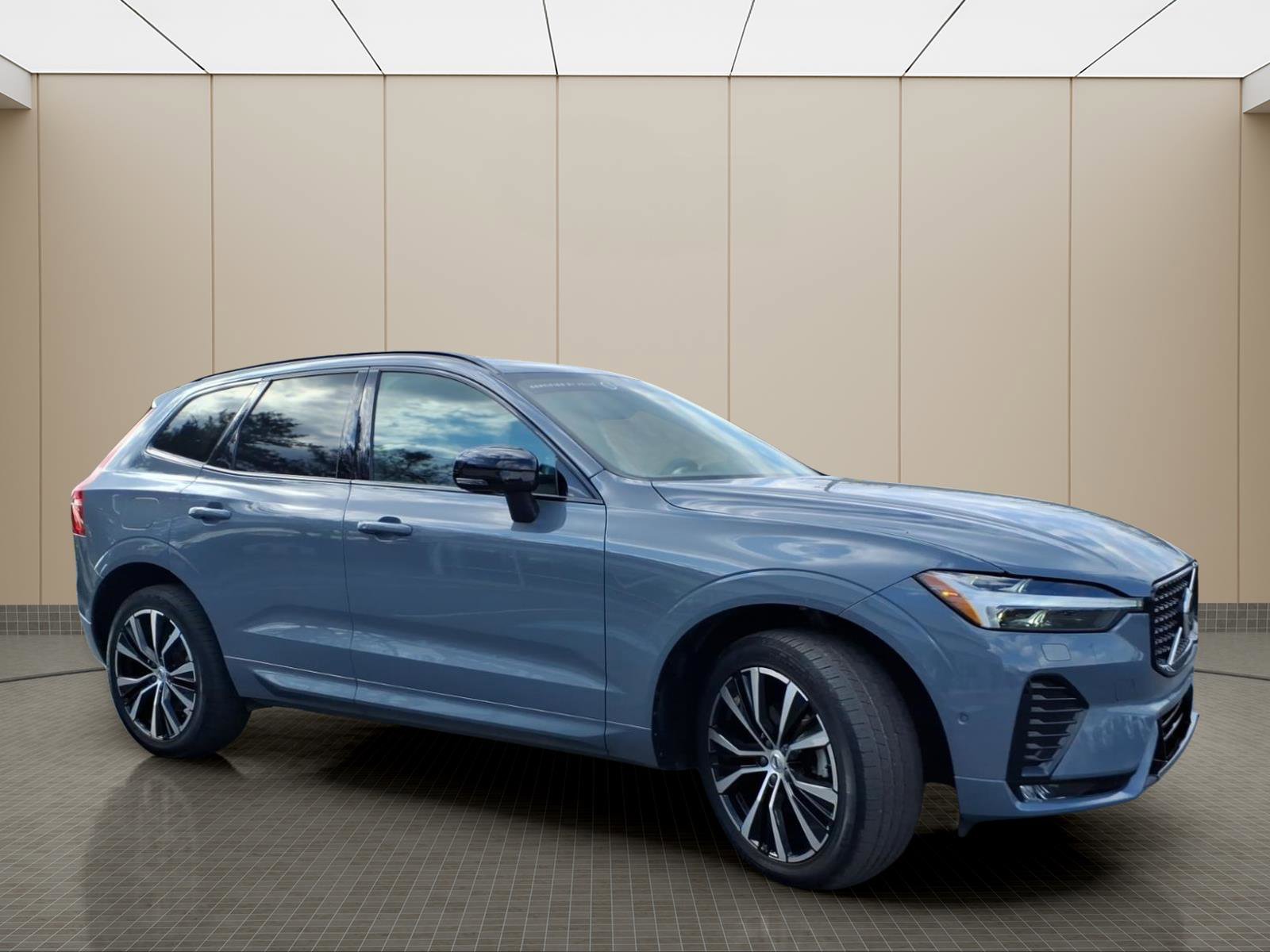 Used 2023 Volvo XC60 B5 Plus w/ Climate Package image 4