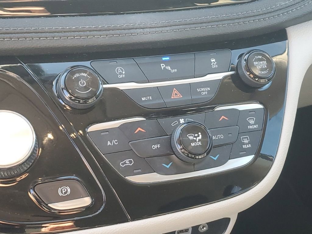 Used 2018 Chrysler Pacifica Limited image 24