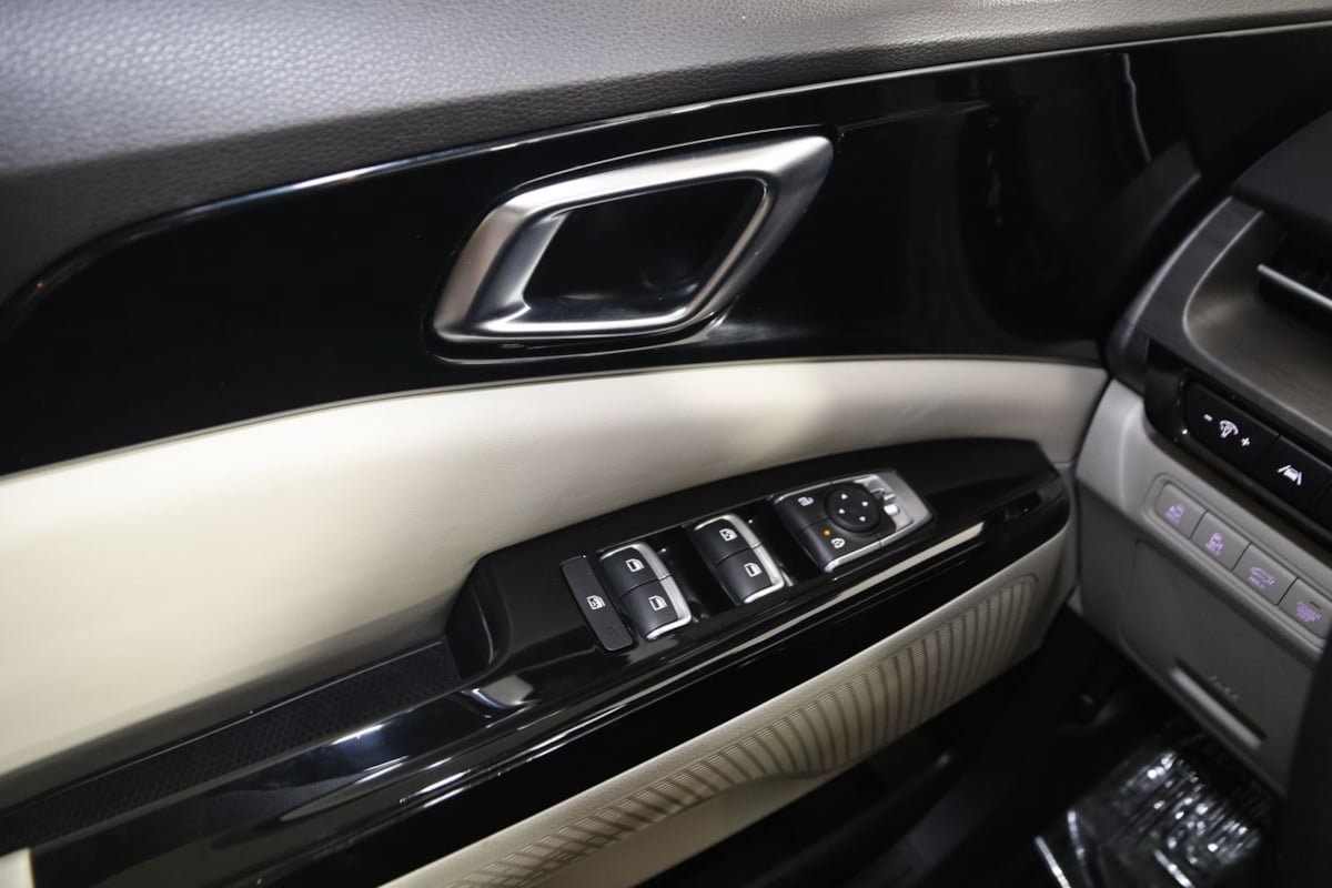 Used 2024 Kia Carnival EX FWD image 34
