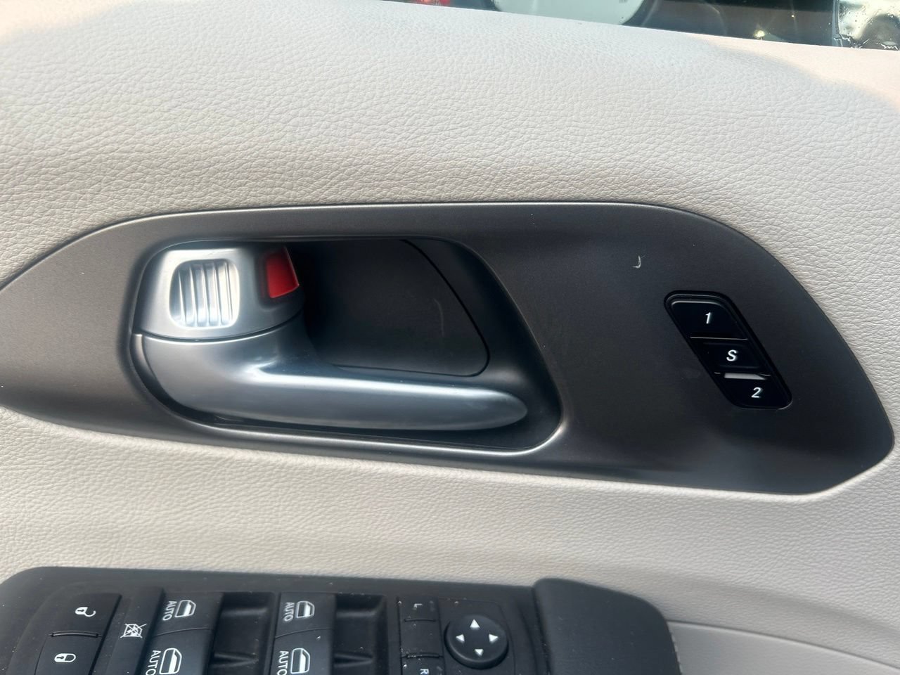 Used 2024 Chrysler Pacifica Touring-L w/ Uconnect Theater Family Group FWD image 17