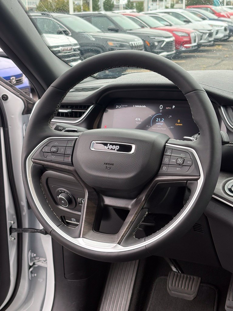 Used 2025 Jeep Grand Cherokee Limited AWD/4WD image 17