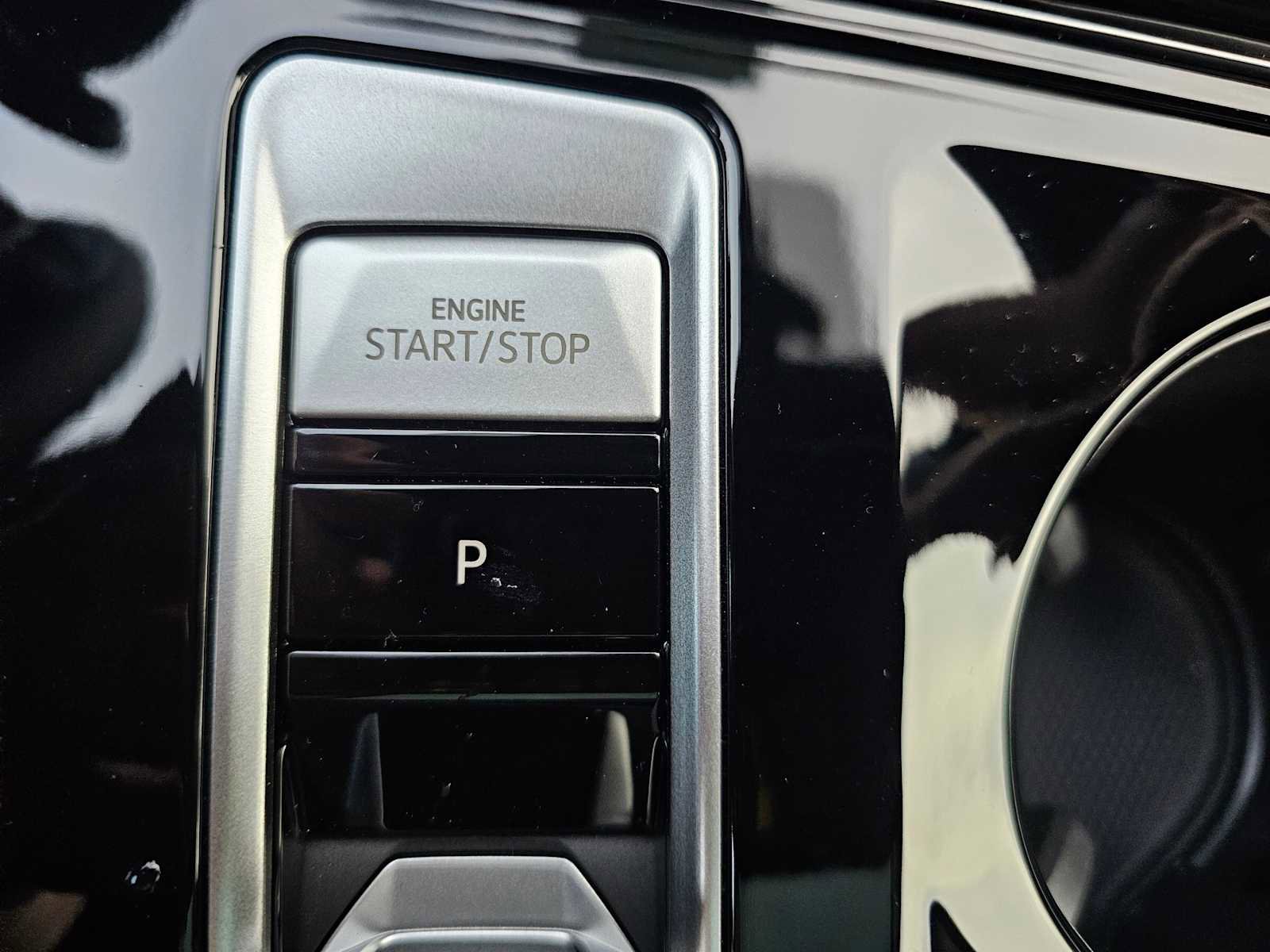 New 2024 Volkswagen Atlas Cross Sport SEL R-Line image 30