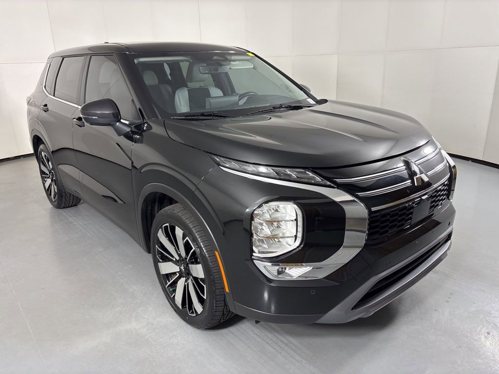 Used 2025 Mitsubishi Outlander SE AWD/4WD image 2