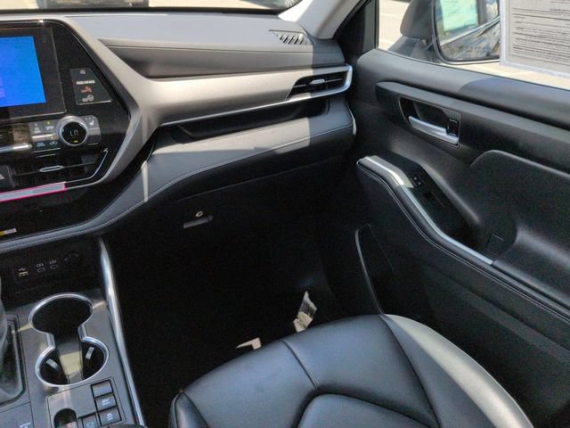 Certified 2024 Toyota Highlander XLE FWD image 17