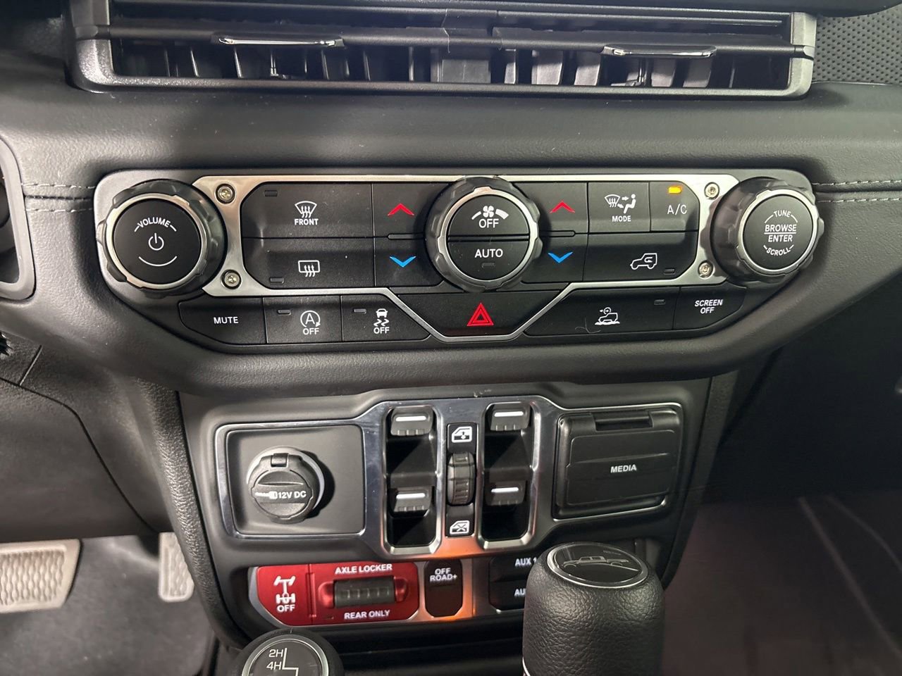 Used 2025 Jeep Gladiator Mojave AWD/4WD image 15