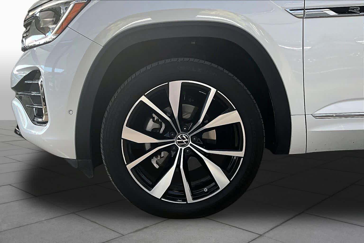 Used 2024 Volkswagen Atlas SEL Premium R-Line AWD/4WD image 11