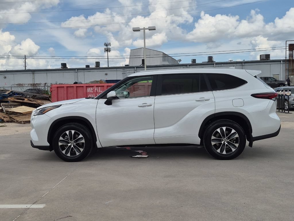 Used 2026 Toyota Highlander XLE AWD/4WD image 3