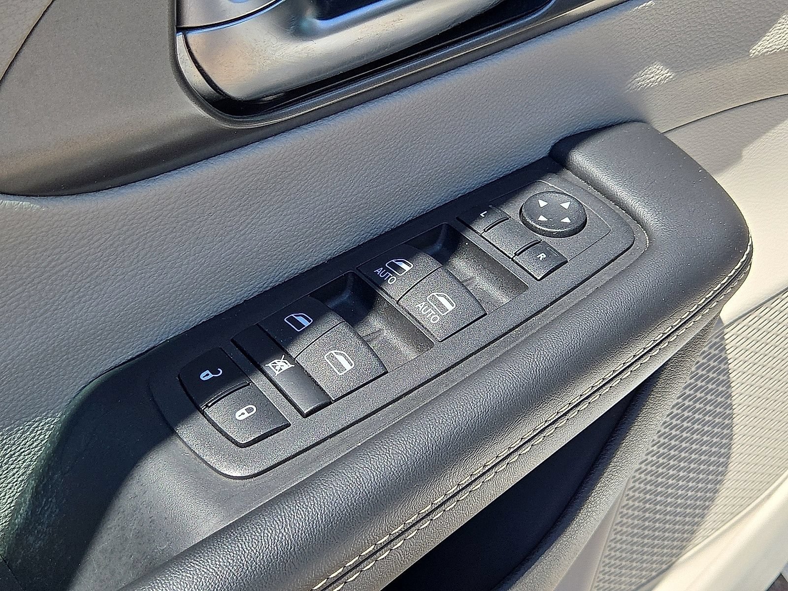 Used 2024 Chrysler Pacifica Limited FWD image 23