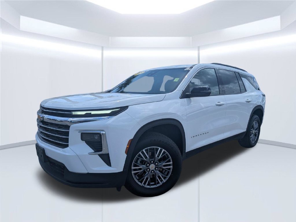 Used 2025 Chevrolet Traverse LT FWD image 2
