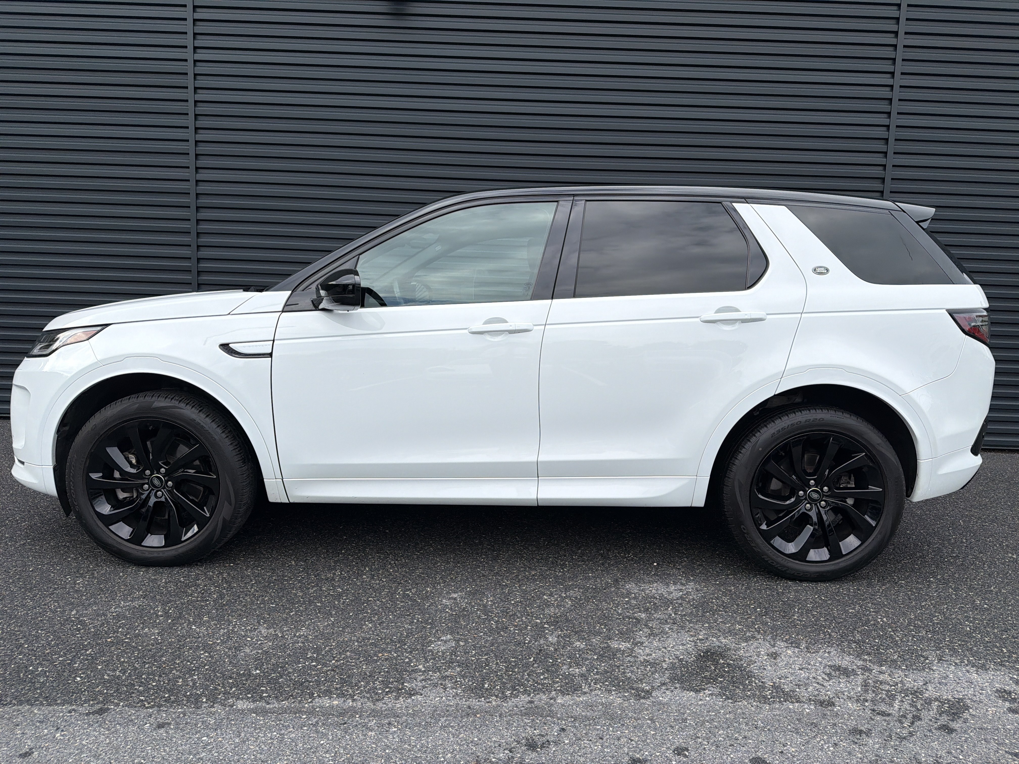 Used 2023 Land Rover Discovery Sport SE R-Dynamic AWD/4WD image 2