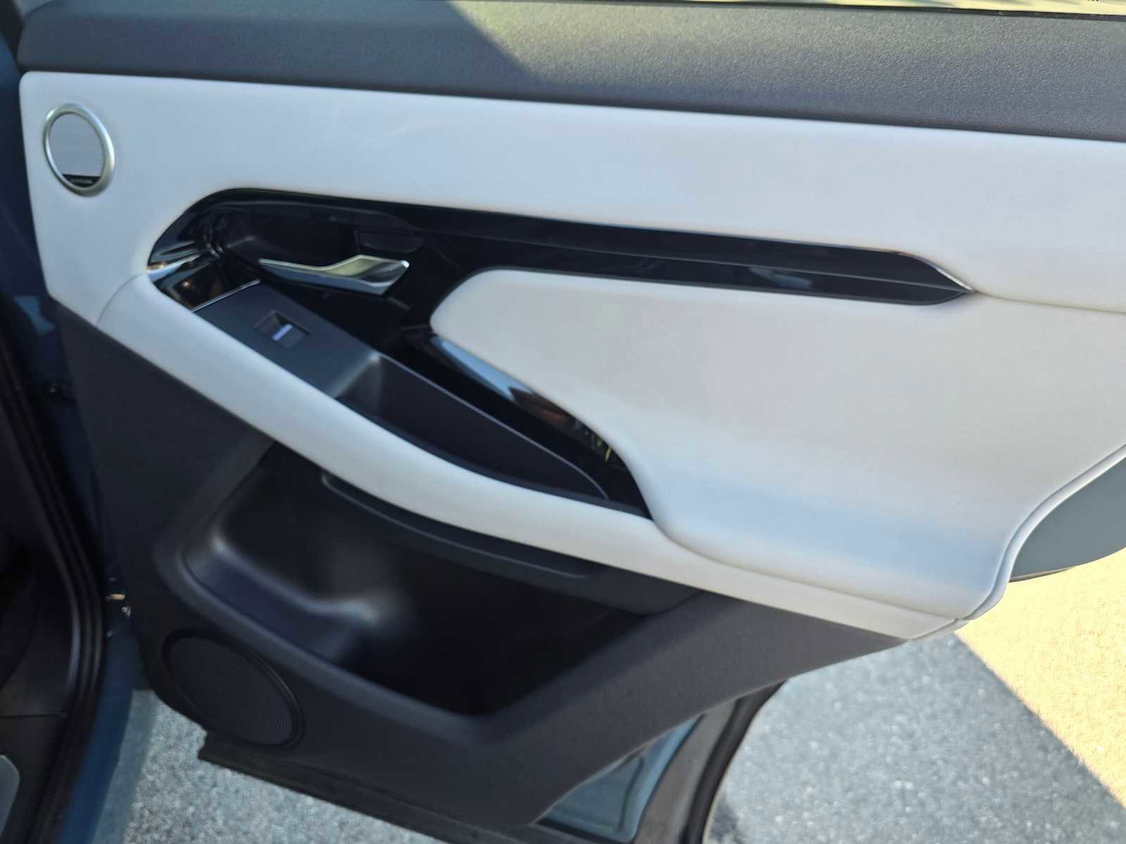 Certified 2025 Land Rover Range Rover Evoque Dynamic SE image 13