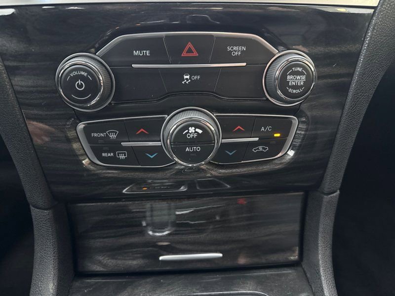 Used 2017 Chrysler 300 Limited image 28