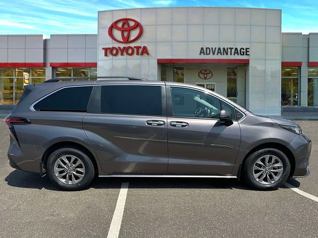 Used 2022 Toyota Sienna XLE w/ XLE Plus Package FWD image 5