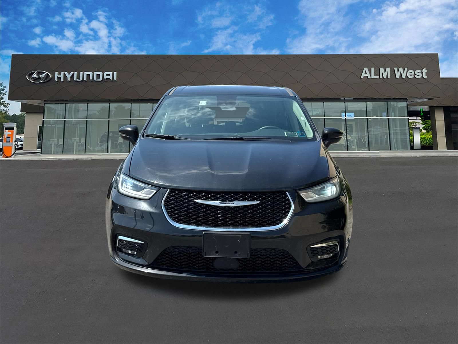 Used 2023 Chrysler Pacifica Touring-L FWD image 2