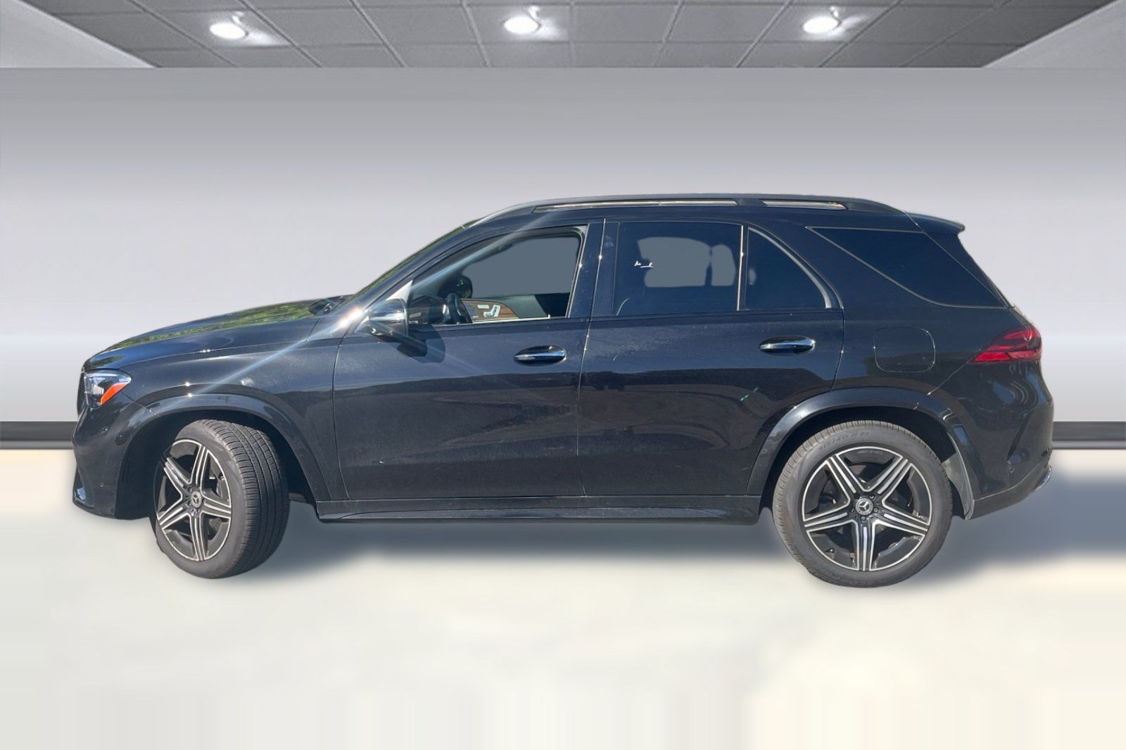 Used 2025 Mercedes-Benz GLE 450e 4MATIC image 2