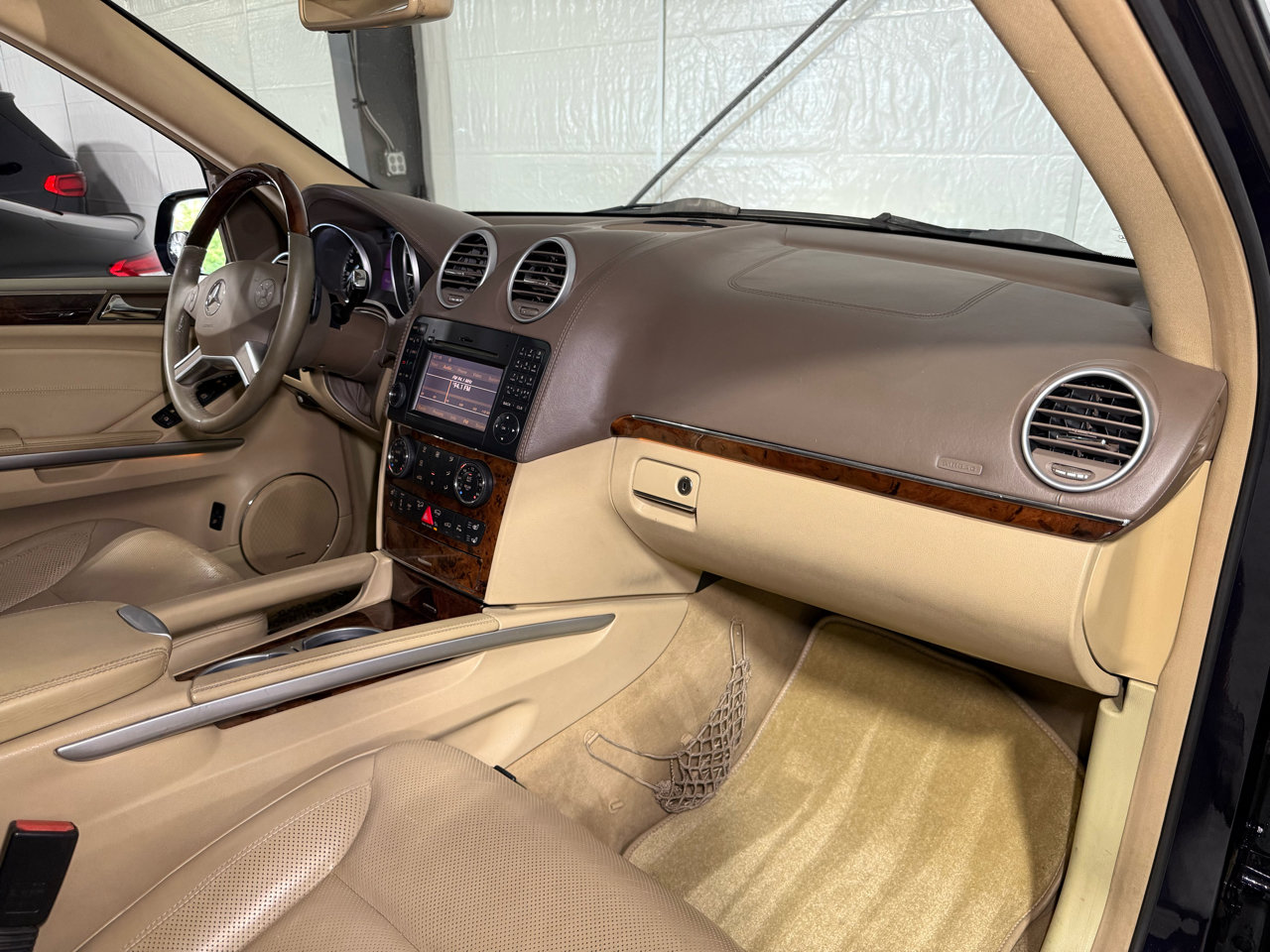 Used 2010 Mercedes-Benz GL 550 4MATIC image 22