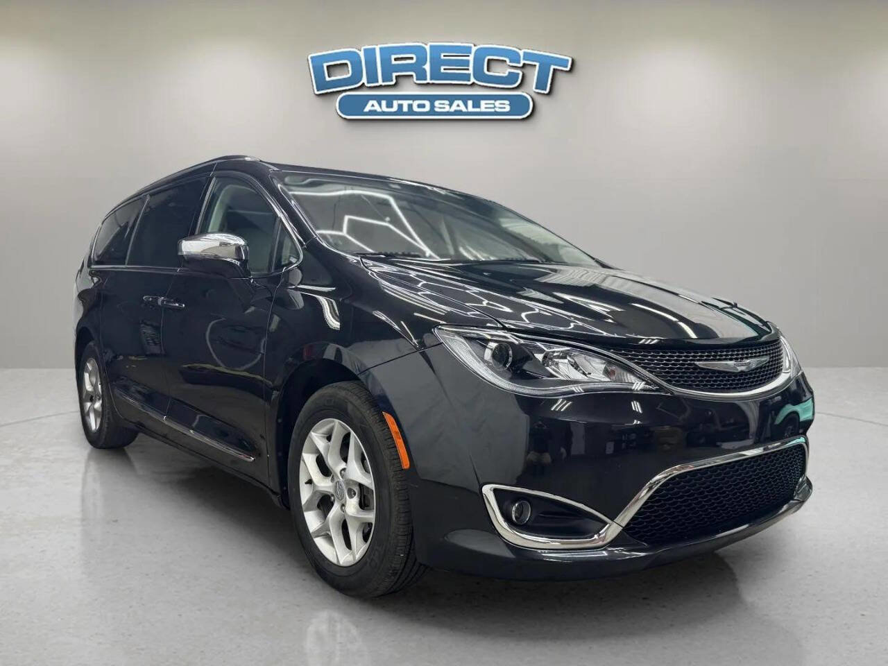 Used 2017 Chrysler Pacifica Limited FWD image 1
