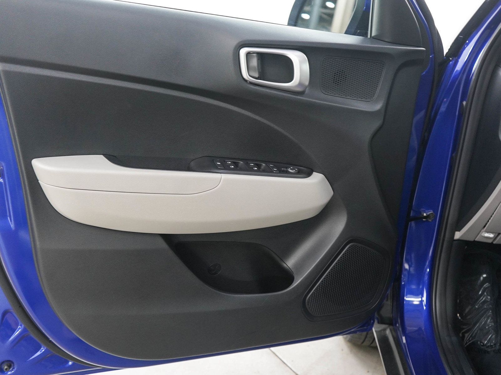 Used 2023 Hyundai Venue SEL FWD image 18