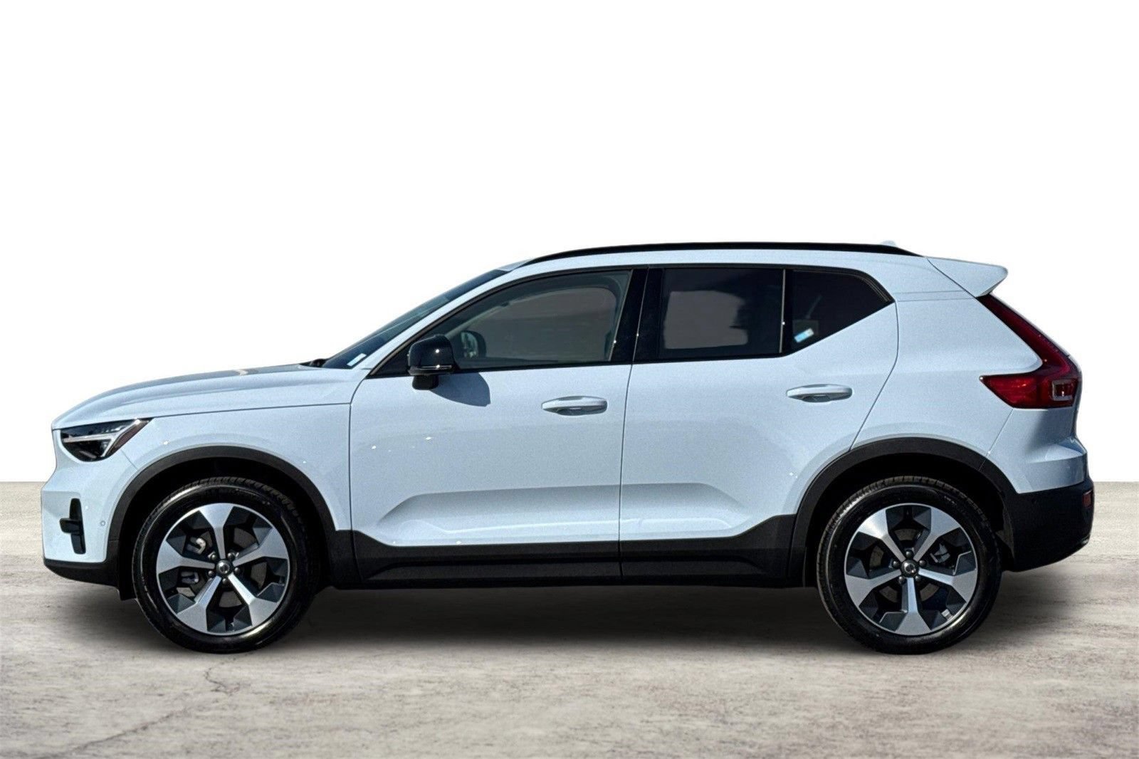 New 2026 Volvo XC40 B5 Plus w/ Protection Package Premier AWD/4WD image 5