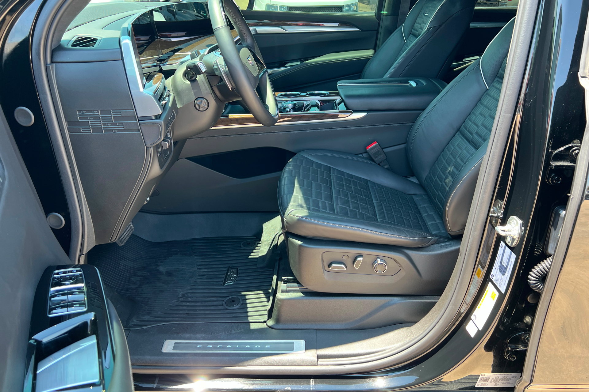 New 2025 Cadillac Escalade Sport Platinum w/ LPO, ONYX Package AWD/4WD image 18