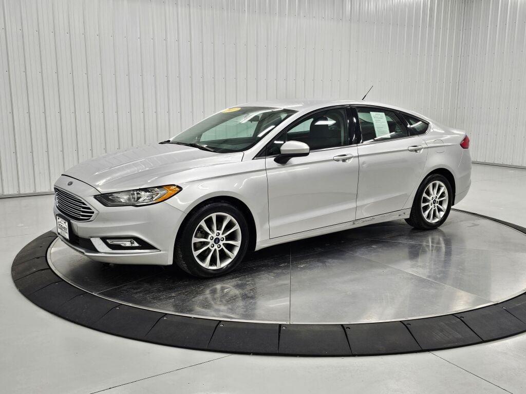 Used 2017 Ford Fusion SE w/ Fusion SE Technology Package FWD image 1